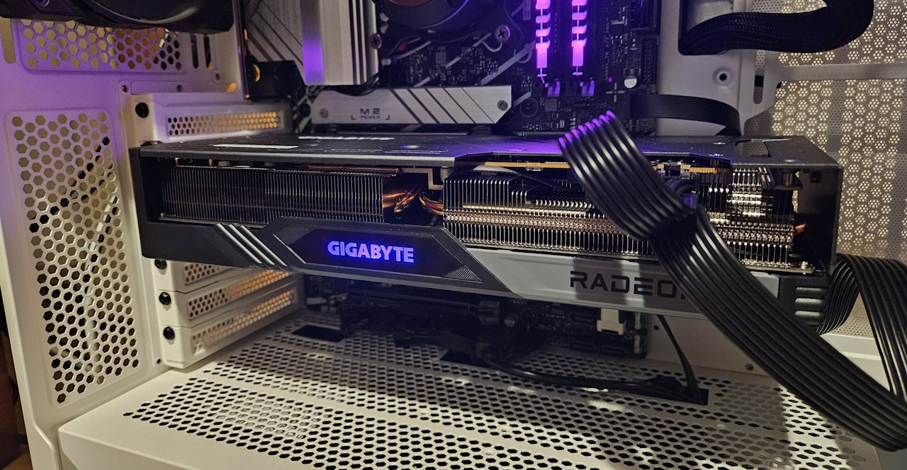 AMD Radeon RX 7700 XT AMD Radeon RX 7700 XT - acabamento (2)